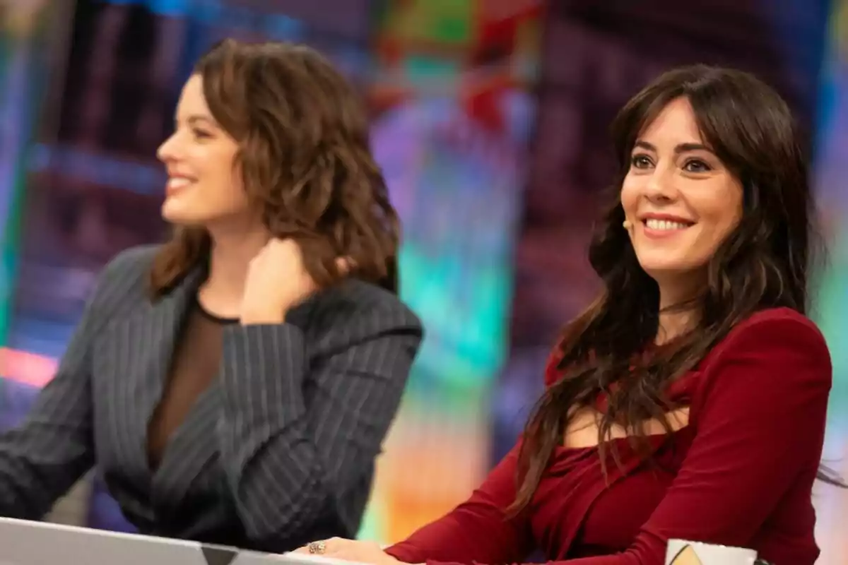 Eva Ugarte y Adriana Torrebejano sonrientes sentadas en el plató de El Hormiguero. Eva Ugarte y Adriana Torrebejano sonrientes sentadas en el plató de El Hormiguero.