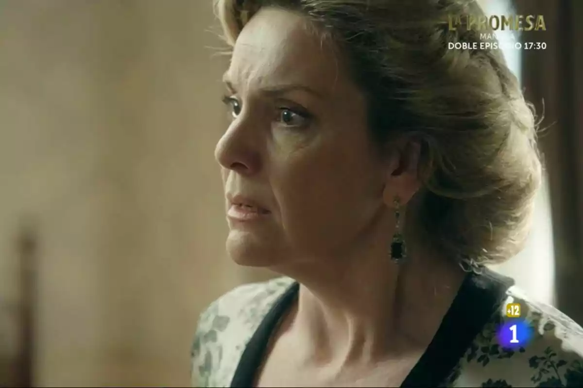 Eva Martín con expresión seria y preocupada mirando hacia un lado en un ambiente interior en La Promesa. Eva Martín con expresión seria y preocupada mirando hacia un lado en un ambiente interior en La Promesa.