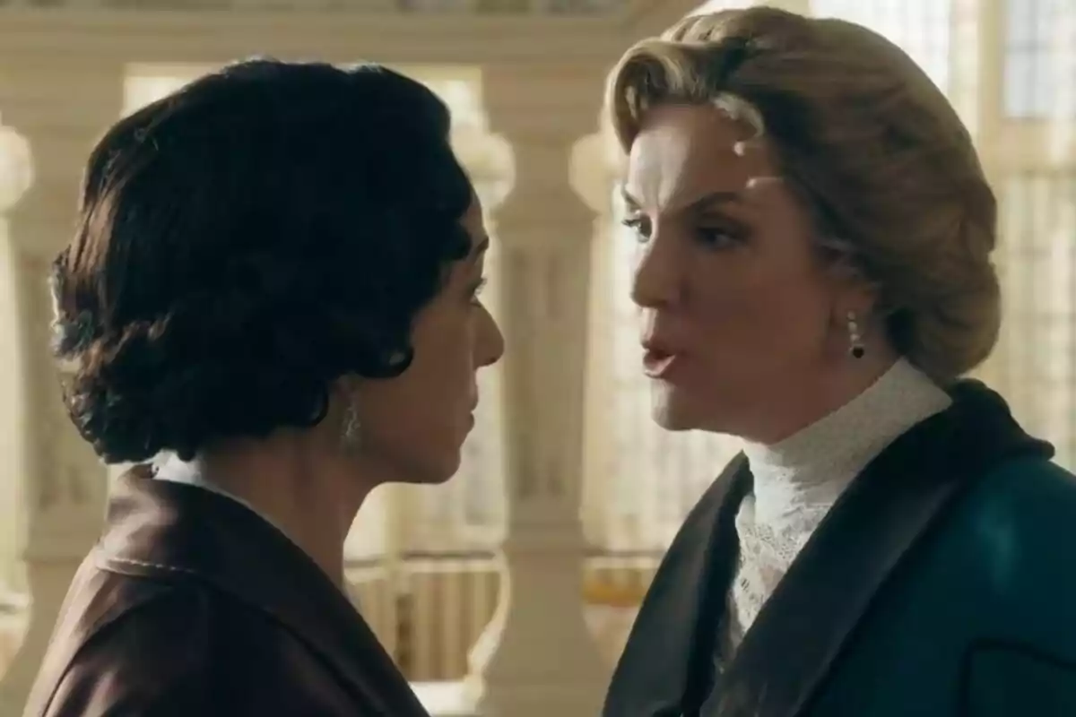 Dos mujeres vestidas de época -una de ellas es la actriz Eva Martín- conversan intensamente en un interior elegante que pertenece al set de grabación de la serie 'La Promesa'. Dos mujeres vestidas de época -una de ellas es la actriz Eva Martín- conversan intensamente en un interior elegante que pertenece al set de grabación de la serie 'La Promesa'.
