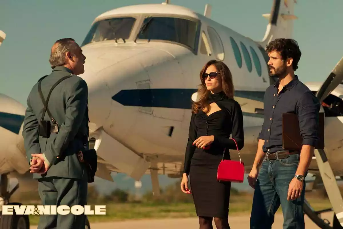 Fotografia de Hiba Abouk amb Oliver Ruano davant d'un avió a Eva & Nicole d'Antena 3