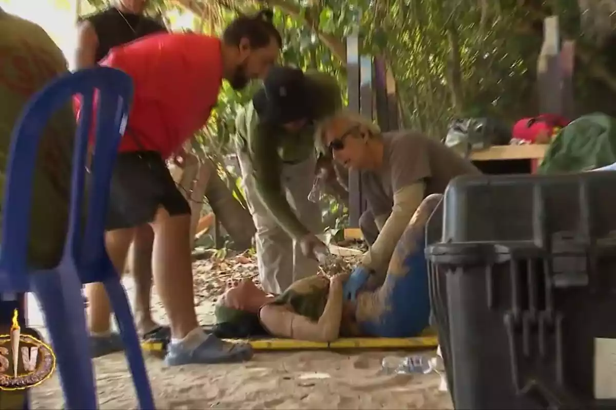 Captura de Aurah Ruiz en el suelo atendida por el servicio médico de Supervivientes Captura de Aurah Ruiz en el suelo atendida por el servicio médico de Supervivientes