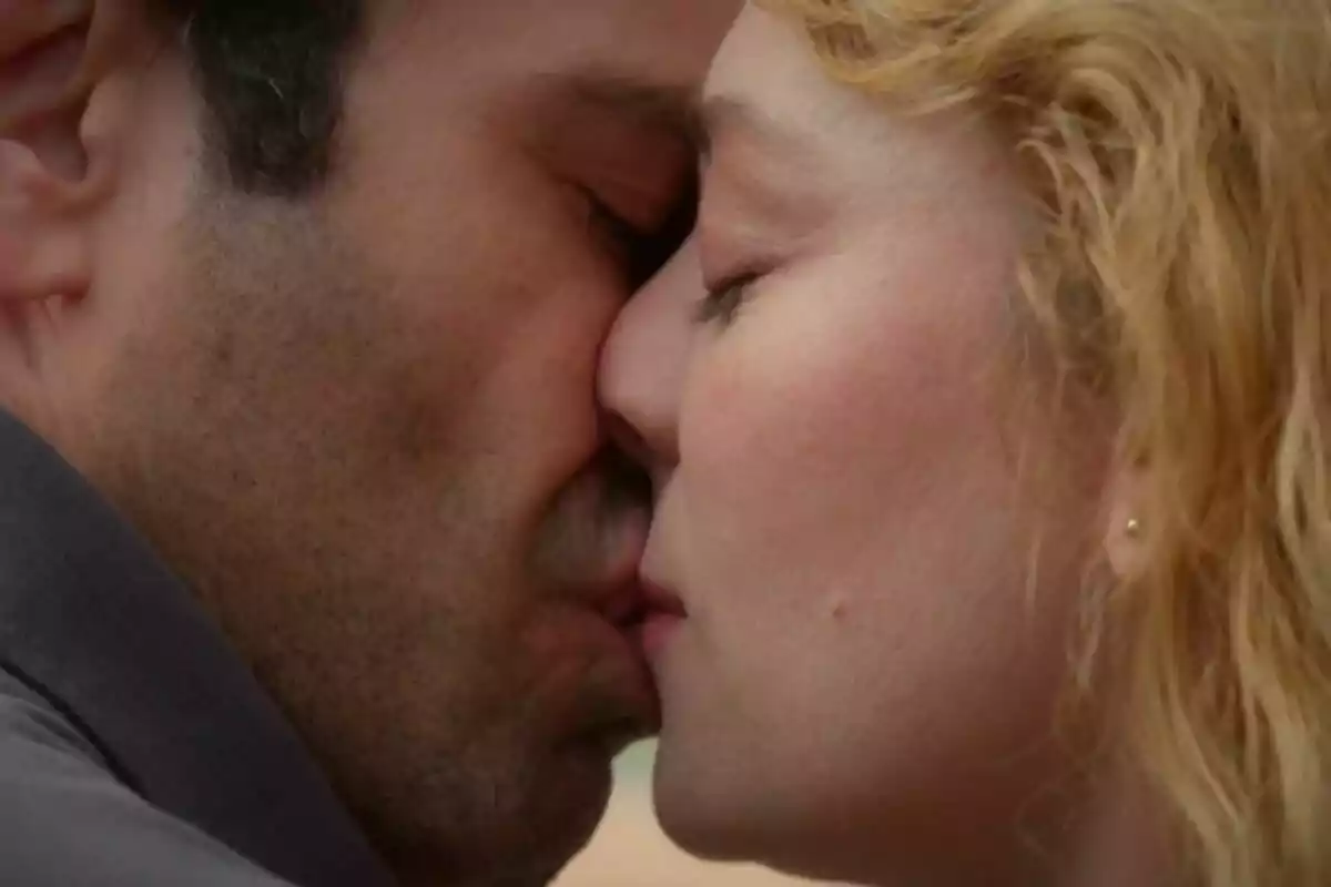 Evren y Bahar compartiendo un beso apasionado en Renacer. Evren y Bahar compartiendo un beso apasionado en Renacer.