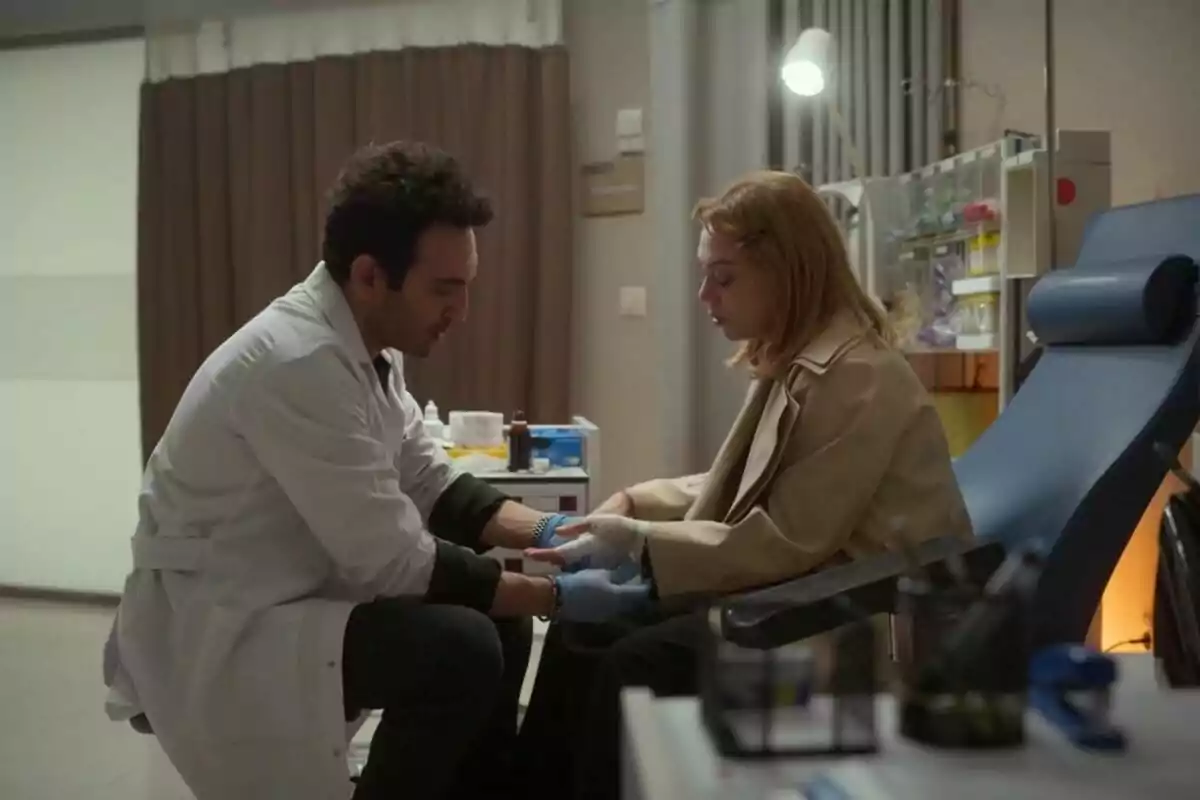 Evren atén una dona en una sala de consulta mèdica en una escena de la sèrie 'Renéixer'. Evren atén una dona en una sala de consulta mèdica en una escena de la sèrie 'Renéixer'.