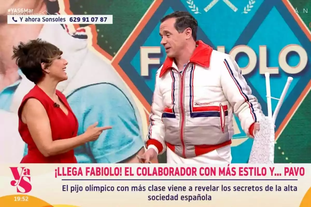 Sonsoles Ónega en 'Y ahora Sonsoles' interactúa con Fabiola que lleva una chaqueta llamativa, mientras en la pantalla se muestra un texto promocional sobre el invitado. Sonsoles Ónega en 'Y ahora Sonsoles' interactúa con Fabiola que lleva una chaqueta llamativa, mientras en la pantalla se muestra un texto promocional sobre el invitado.