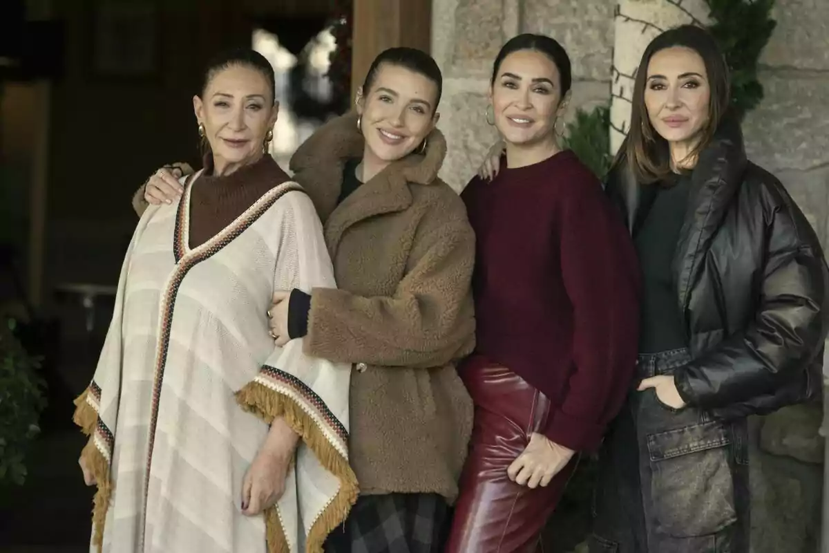 Vicky Martín Berrocal, su hermana Rocío, su hija Alba y su madre Victoria posan juntas sonriendo, vestidas con ropa de invierno en un entorno exterior. Vicky Martín Berrocal, su hermana Rocío, su hija Alba y su madre Victoria posan juntas sonriendo, vestidas con ropa de invierno en un entorno exterior.