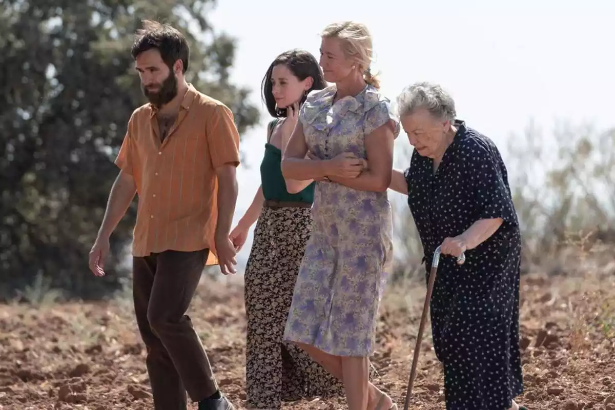 Fotografía de Elena Rivera, Ana Duato, María Galiana y Ricardo Gómez en el final de Cuéntame Cómo Pasó en La 1 Fotografía de Elena Rivera, Ana Duato, María Galiana y Ricardo Gómez en el final de Cuéntame Cómo Pasó en La 1