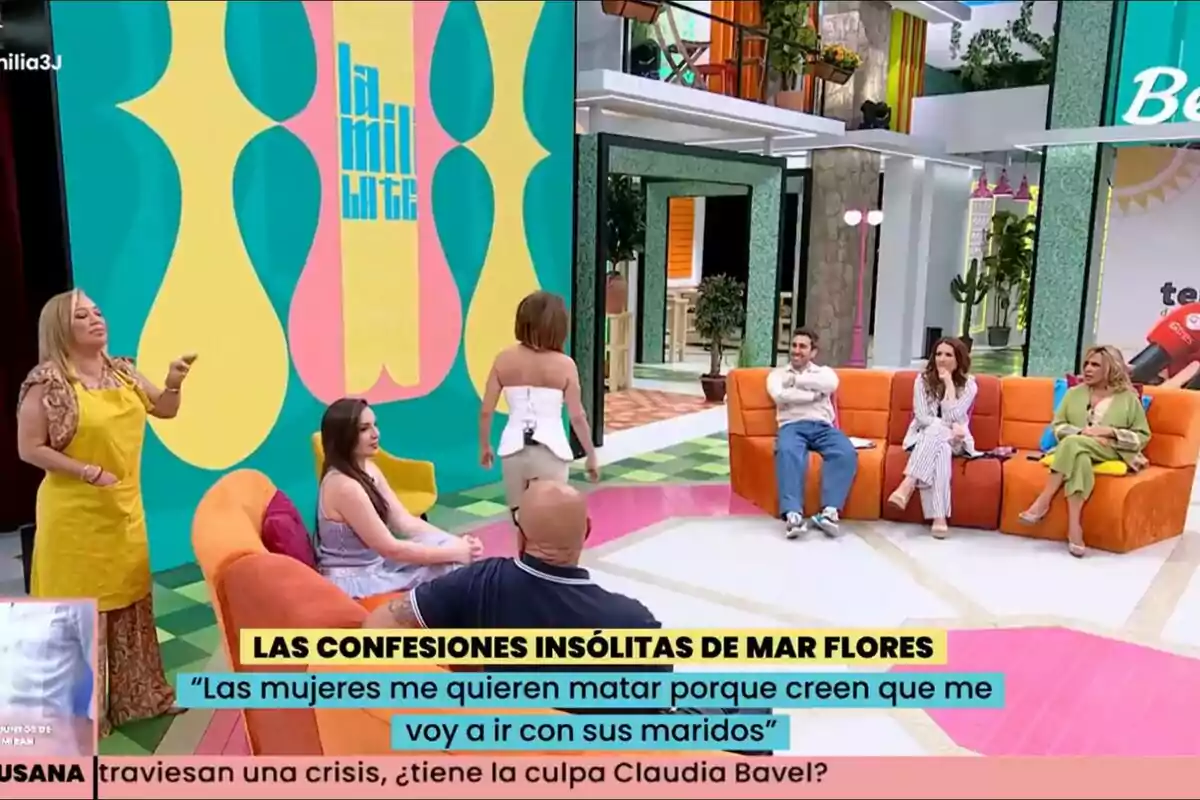 Set de La Familia de la Tele colorido con Kiko Matamoros, Inés Hernand, María Patiño, Aitor Albizua, Laura Fa y Lydia Lozano sentadas en sillones naranjas y Belén Esteban de pie usando un delantal amarillo, al fondo se ve un letrero que dice la mililitri y en la parte inferior hay textos con declaraciones y preguntas Set de La Familia de la Tele colorido con Kiko Matamoros, Inés Hernand, María Patiño, Aitor Albizua, Laura Fa y Lydia Lozano sentadas en sillones naranjas y Belén Esteban de pie usando un delantal amarillo, al fondo se ve un letrero que dice la mililitri y en la parte inferior hay textos con declaraciones y preguntas