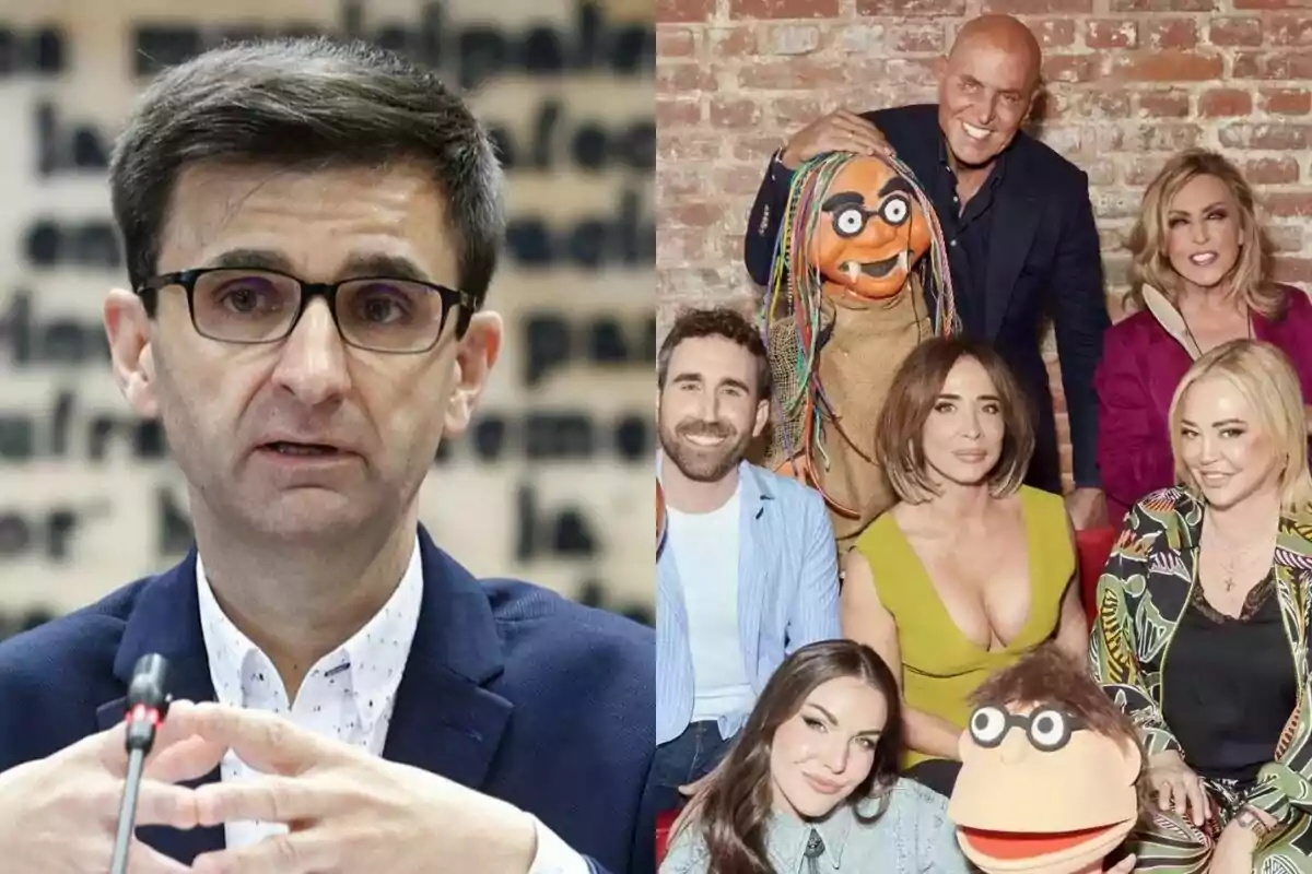 José Pablo López con gafas y traje habla frente a un micrófono a la izquierda, mientras a la derecha 'La familia de la tele' posa con marionetas frente a una pared de ladrillos.