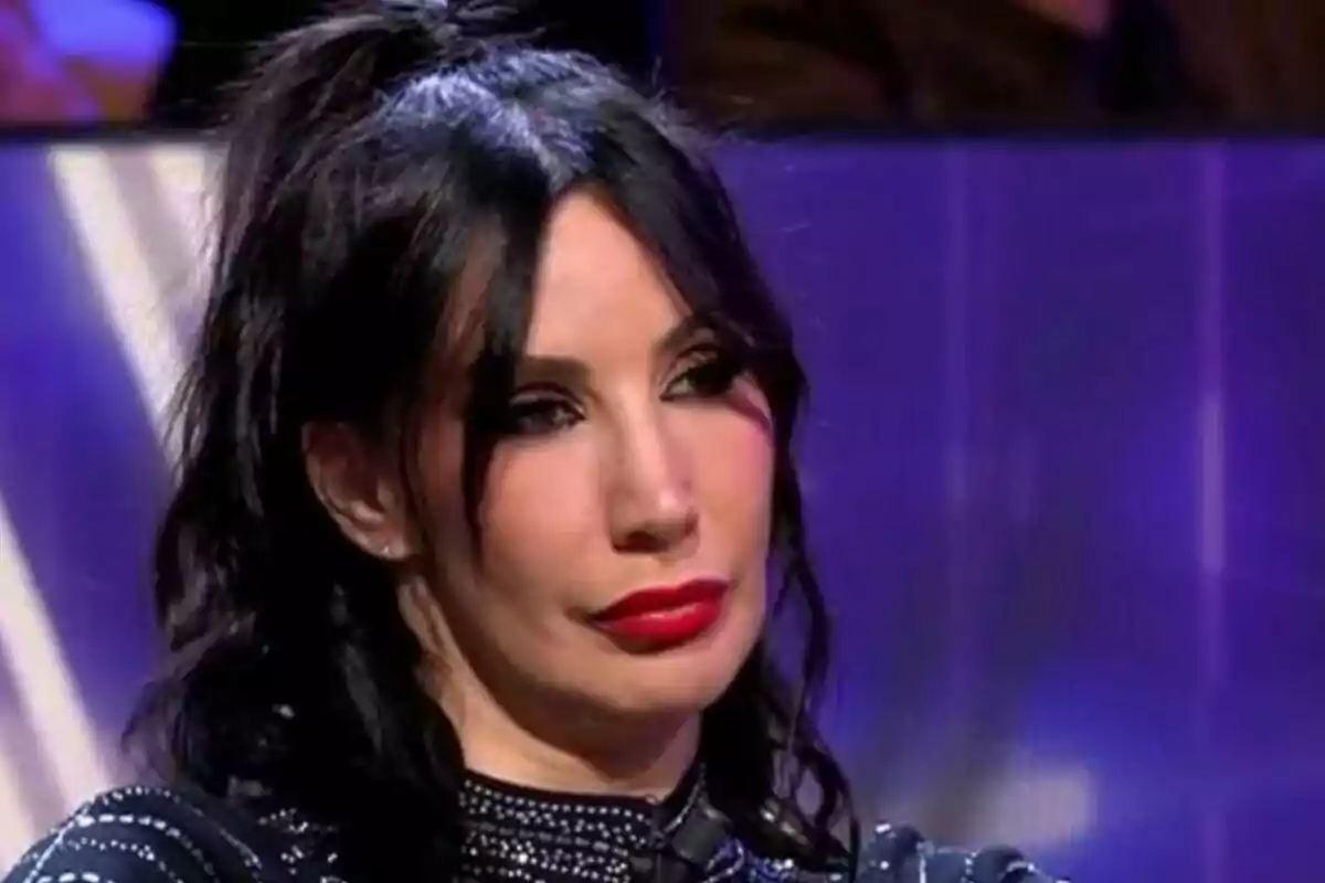 Fani Carbajo con cabello oscuro y labios rojos en un entorno iluminado en De Viernes.