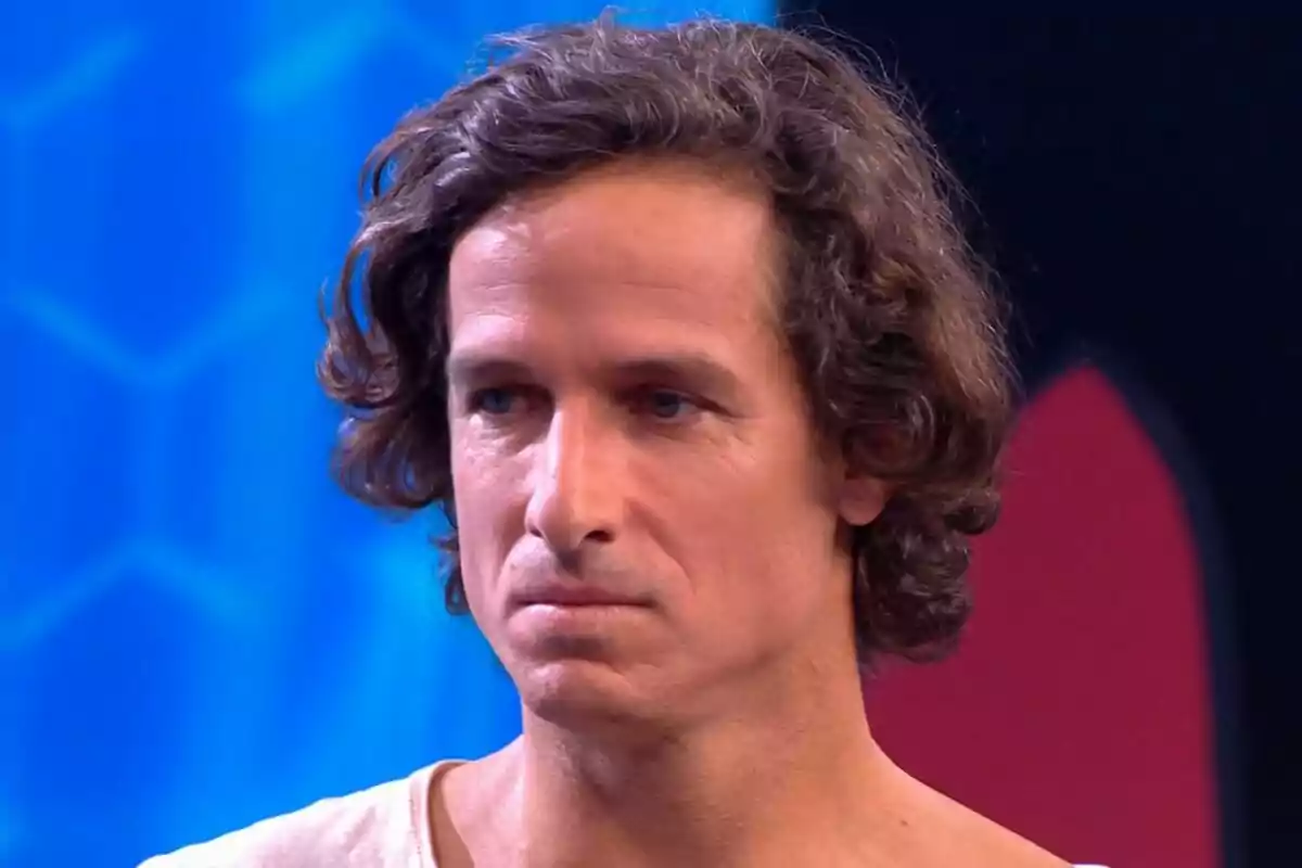 Feliciano López amb cabell arrissat i expressió seriosa en un fons blau a 'El Desafío'.