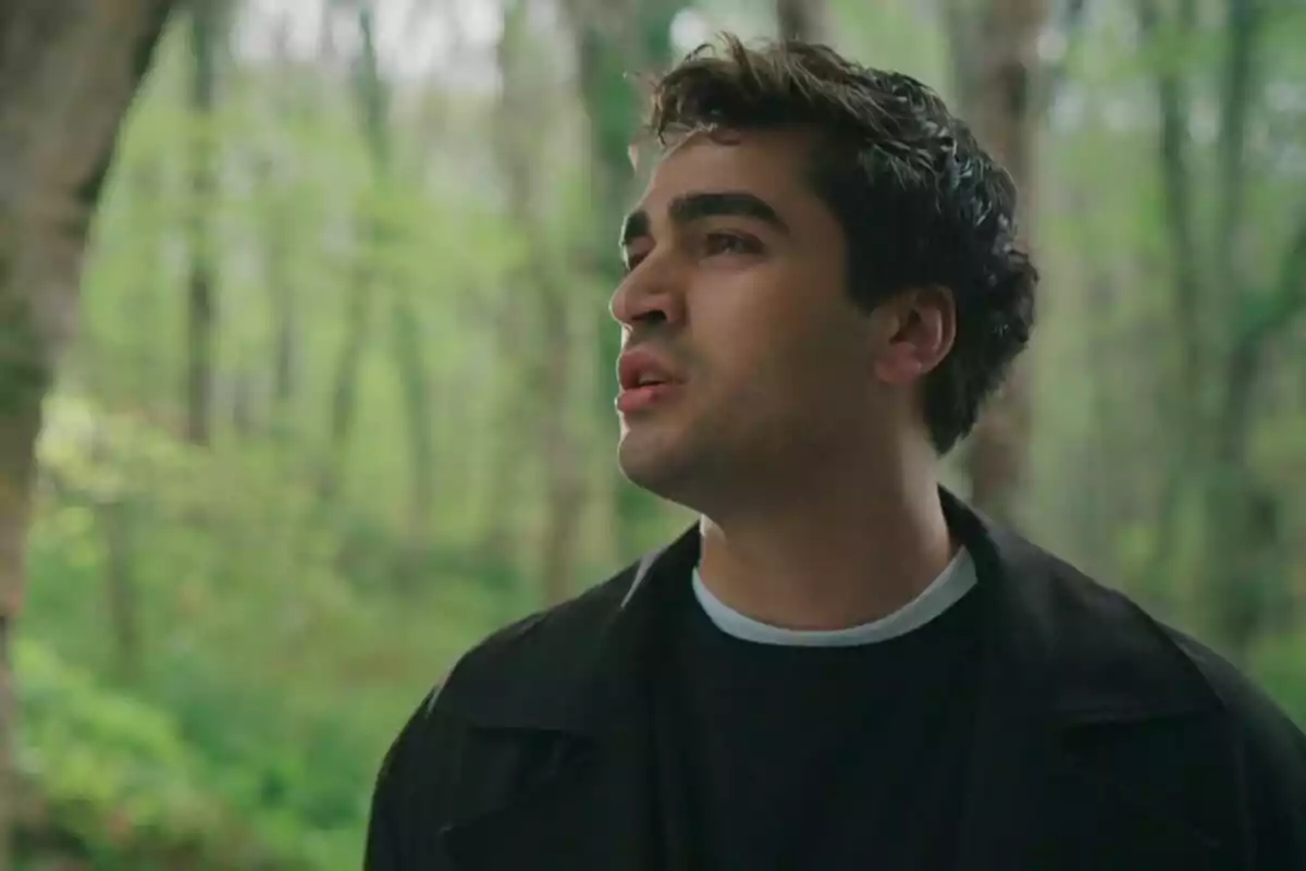 Ferit con expresión pensativa está en un bosque verde y frondoso en Una nueva vida. Ferit con expresión pensativa está en un bosque verde y frondoso en Una nueva vida.