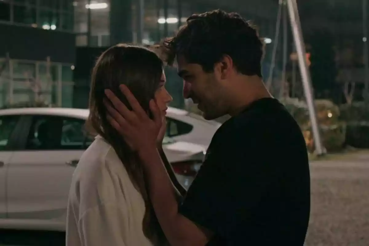 Ferit y Seyran mirándose a los ojos con ternura en un entorno urbano nocturno en Una nueva vida.