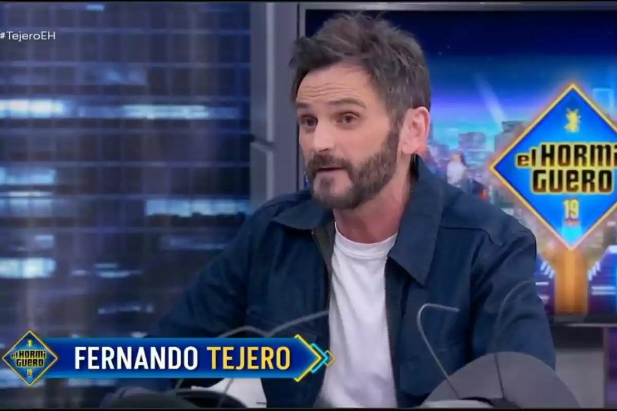 Fernando Tejero amb barba i cabell fosc està parlant en un programa de televisió anomenat 
