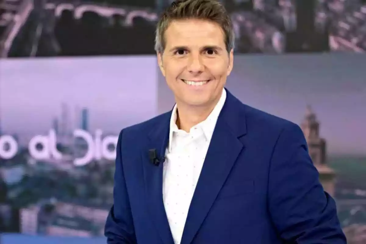 Posado de Fernando Díaz de la Guardia como presentador de Cuatro al día Posado de Fernando Díaz de la Guardia como presentador de Cuatro al día