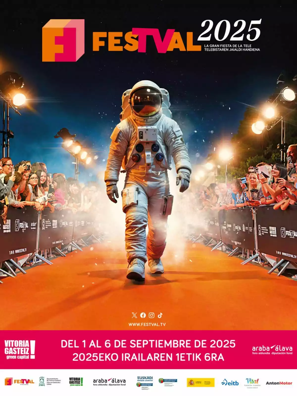 Un astronauta camina per una catifa taronja envoltat de públic i llums en un esdeveniment promocional del FesTVal 2025 a Vitòria-Gasteiz Un astronauta camina per una catifa taronja envoltat de públic i llums en un esdeveniment promocional del FesTVal 2025 a Vitòria-Gasteiz