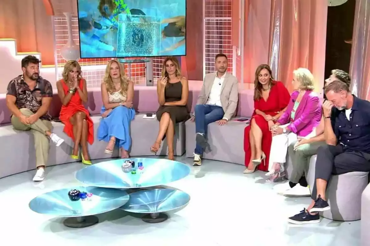 Captura de todos los colaboradores de Fiesta en un sofá como Frank Blanco, Verónica Dulanto, Belén Rodríguez o Pedro García Aguado Captura de todos los colaboradores de Fiesta en un sofá como Frank Blanco, Verónica Dulanto, Belén Rodríguez o Pedro García Aguado