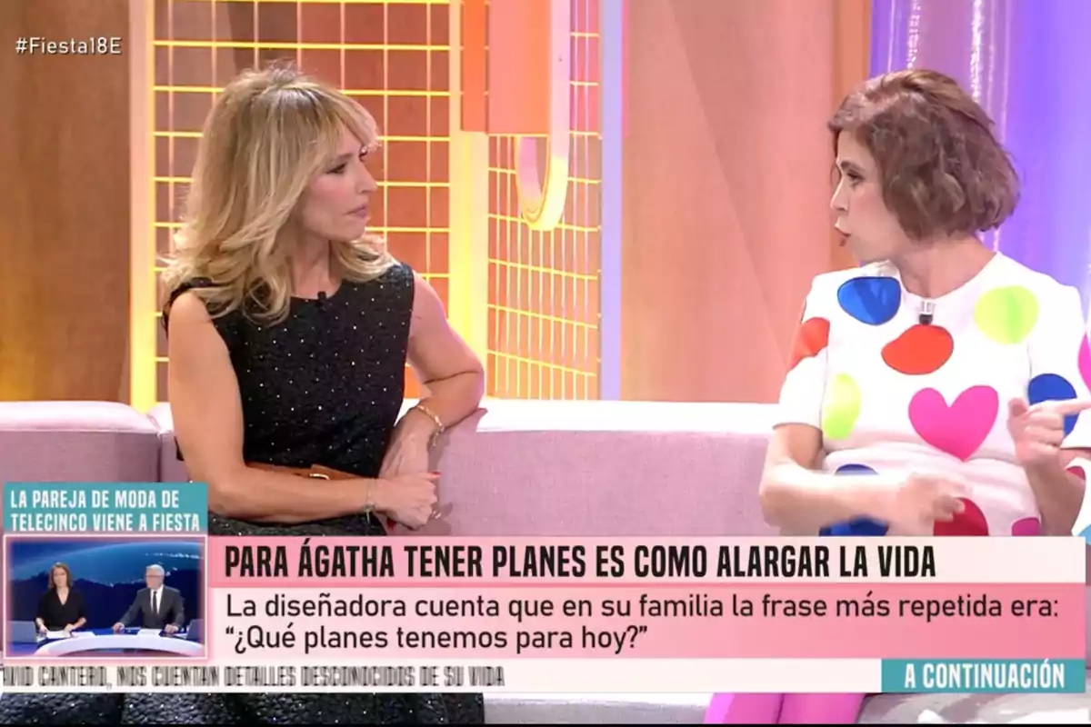 Emma García i Àgatha Ruiz de la Prada conversen en un set de televisió amb un fons colorit i un text en pantalla que esmenta Àgatha i la importància de tenir plans. Captura de 'Festa'