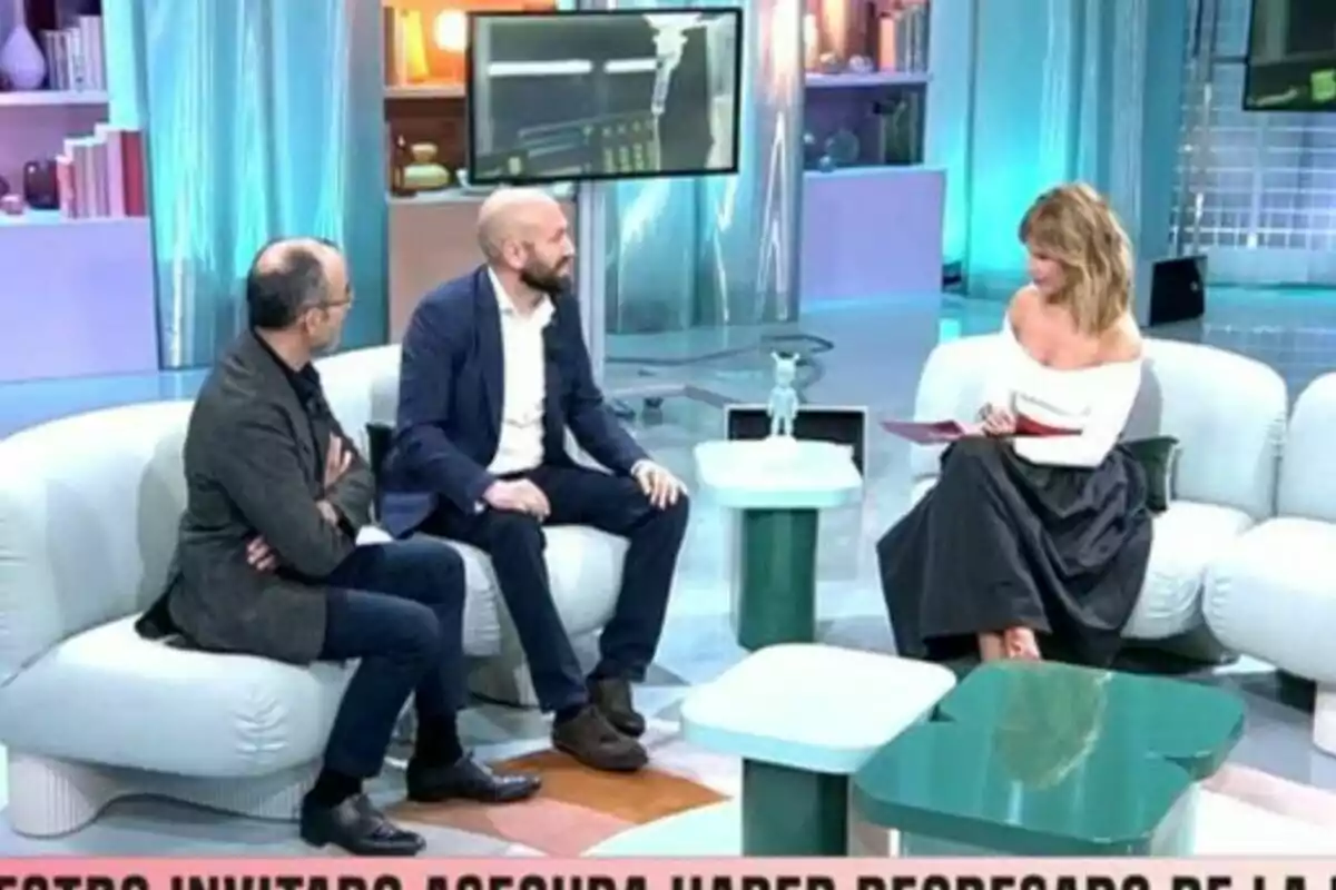 Emma García junto a otras dos personas sentados en el plató de Fiesta moderno y colorido, participando en una conversación. Emma García junto a otras dos personas sentados en el plató de Fiesta moderno y colorido, participando en una conversación.