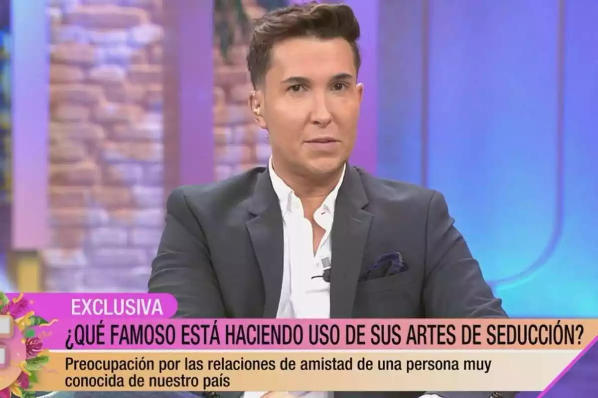 Captura de 'Fiesta' con Omar Suárez hablando con una americana gris Captura de 'Fiesta' con Omar Suárez hablando con una americana gris