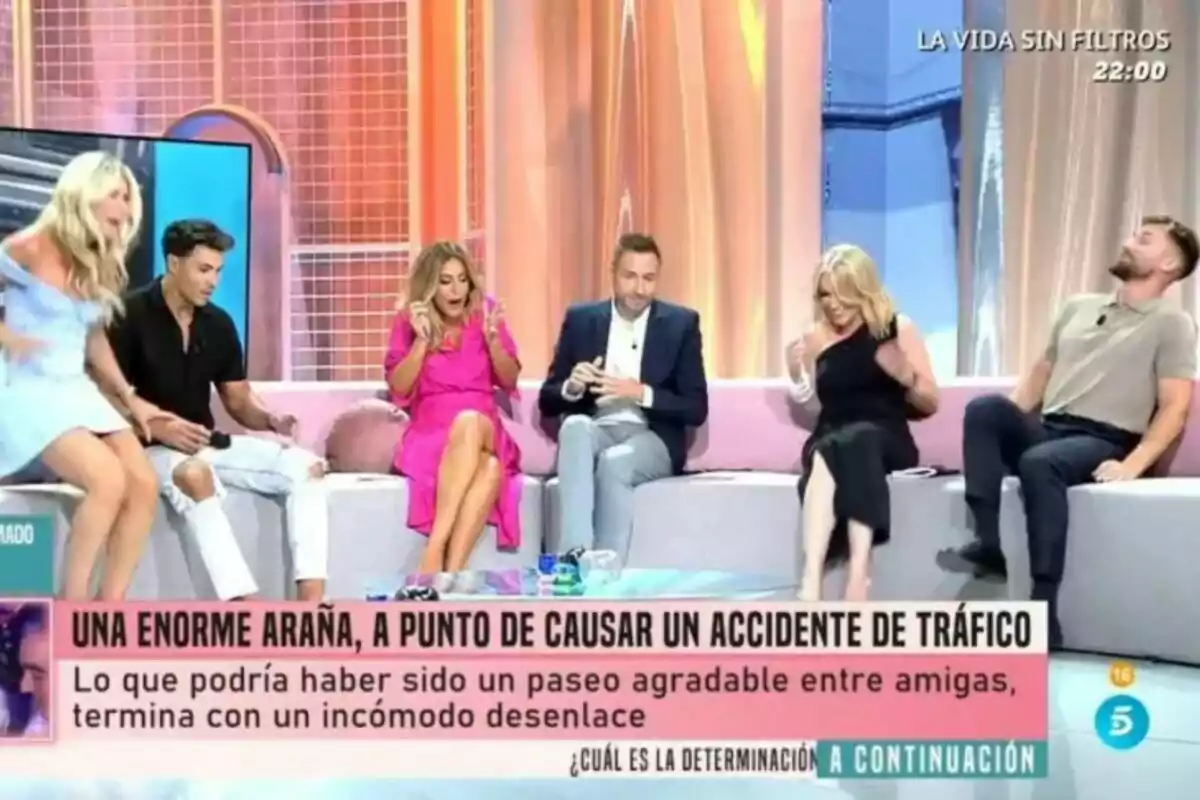 Captura de un susto en el plató de Fiesta con Verónica Dulanto, Frank Blanco, Kiko Jiménez o Alejandro Albalá sobresaltados en el sofá Captura de un susto en el plató de Fiesta con Verónica Dulanto, Frank Blanco, Kiko Jiménez o Alejandro Albalá sobresaltados en el sofá