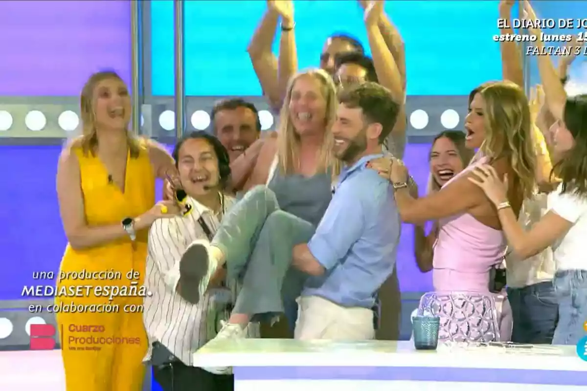 Fotografía de César Muñoz junto a Sandra Barneda y al equipo como Makoke o Antonio Montero en la despedida de Así es la vida Fotografía de César Muñoz junto a Sandra Barneda y al equipo como Makoke o Antonio Montero en la despedida de Así es la vida