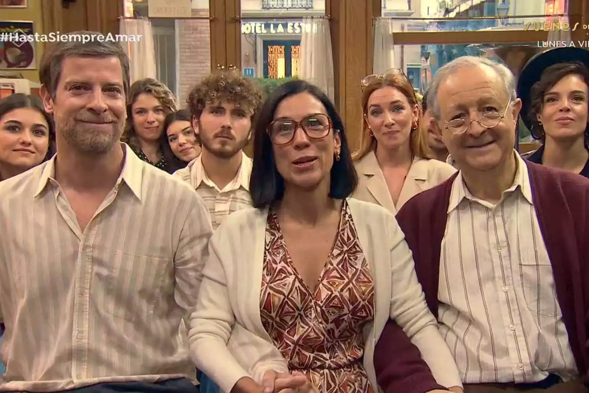 Captura del final d'Amar és per sempre, amb tota la família i Manu Baqueiro i Itziar Miranda a primera fila o Álvaro de Juana darrere