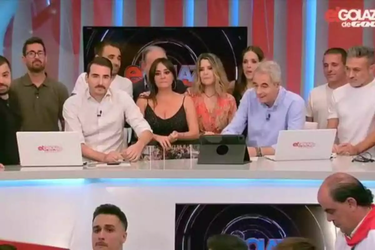 Captura de un grupo de personas en el final de El Golazo de Gol con Manolo Lama emocionado Captura de un grupo de personas en el final de El Golazo de Gol con Manolo Lama emocionado