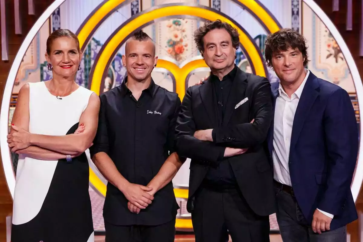 Samantha Vallejo-Nágera, Dabiz Muñoz, Pepe Rodríguez y Jordi Cruz posan juntas frente a un fondo colorido con arcos amarillos en el plató de MasterChef Celebrity. Samantha Vallejo-Nágera, Dabiz Muñoz, Pepe Rodríguez y Jordi Cruz posan juntas frente a un fondo colorido con arcos amarillos en el plató de MasterChef Celebrity.