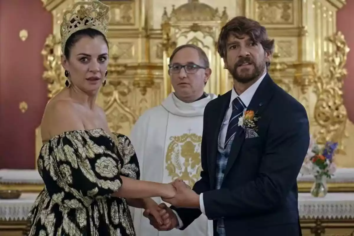 Captura de Miren Ibarguren y Félix Gómez en su boda en el final de la temporada 14 de La que se avecina Captura de Miren Ibarguren y Félix Gómez en su boda en el final de la temporada 14 de La que se avecina