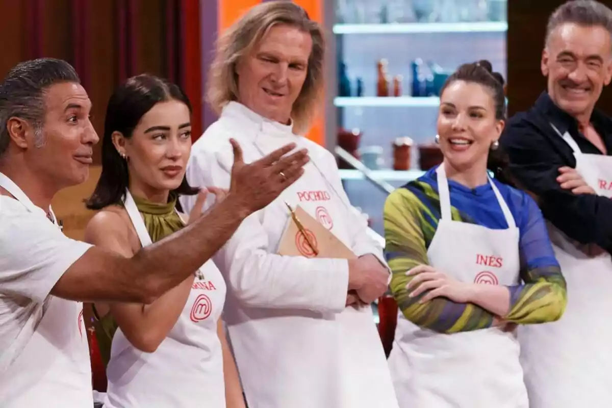 Pitingo, Marina Rivers, Inés Hernand, Pocholo y Francis Lorenzo con delantales blancos participa en MasterChef Celebrity, mostrando diversas expresiones faciales. Pitingo, Marina Rivers, Inés Hernand, Pocholo y Francis Lorenzo con delantales blancos participa en MasterChef Celebrity, mostrando diversas expresiones faciales.