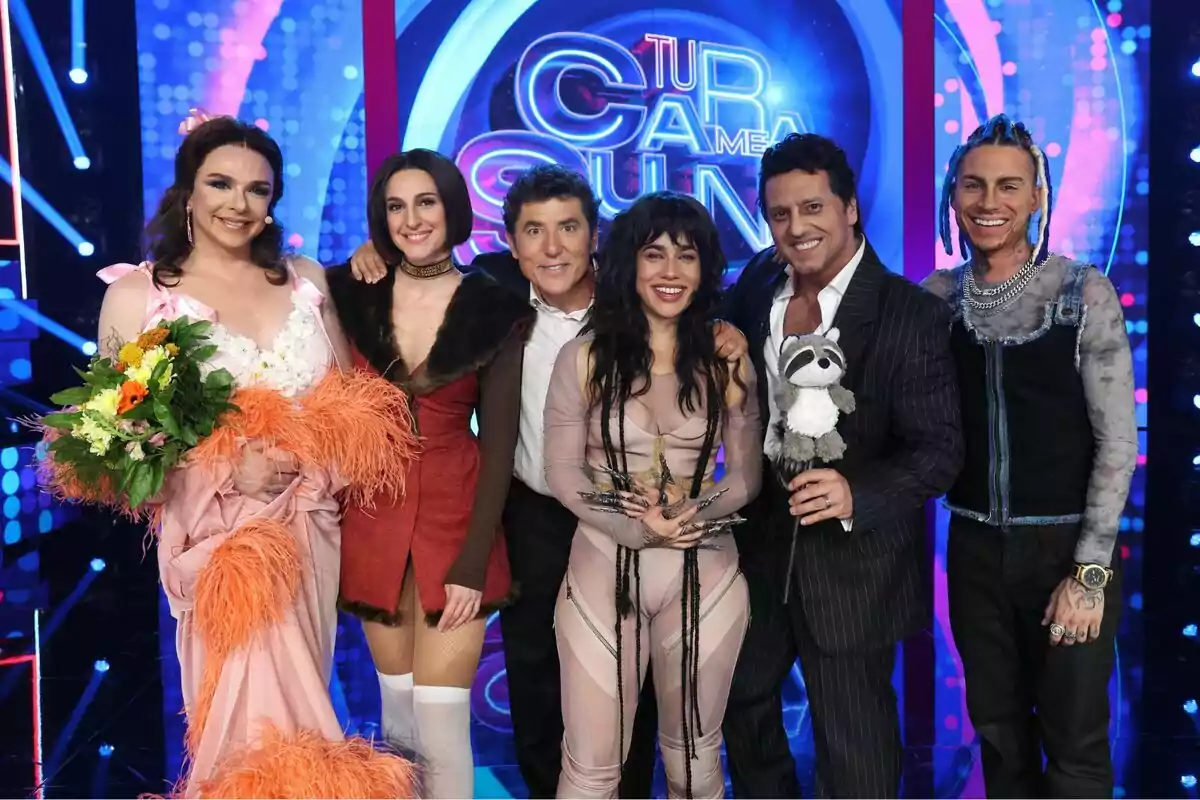 Fotografía de Supremme de Luxe, Conchita, Julia Medina, David Bustamante y Raoul Vázquez posando como finalistas de Tu Cara Me Suena junto a Manel Fuentes Fotografía de Supremme de Luxe, Conchita, Julia Medina, David Bustamante y Raoul Vázquez posando como finalistas de Tu Cara Me Suena junto a Manel Fuentes