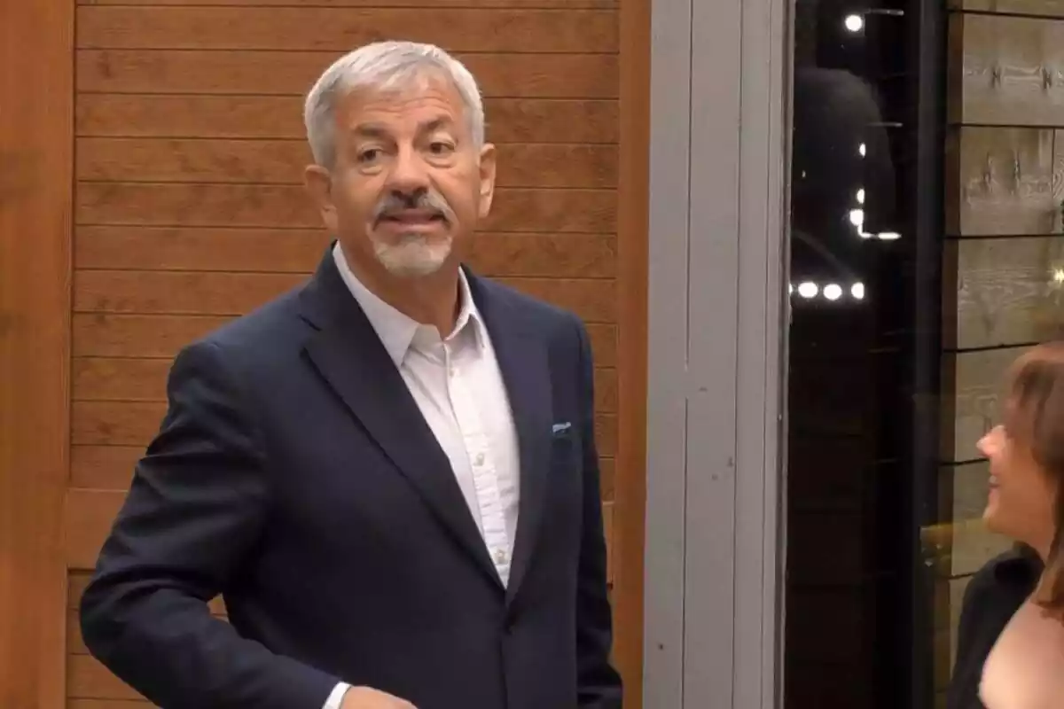 Captura de 'First Dates' con Carlos Sobera en la puerta recibiendo a la cita Captura de 'First Dates' con Carlos Sobera en la puerta recibiendo a la cita