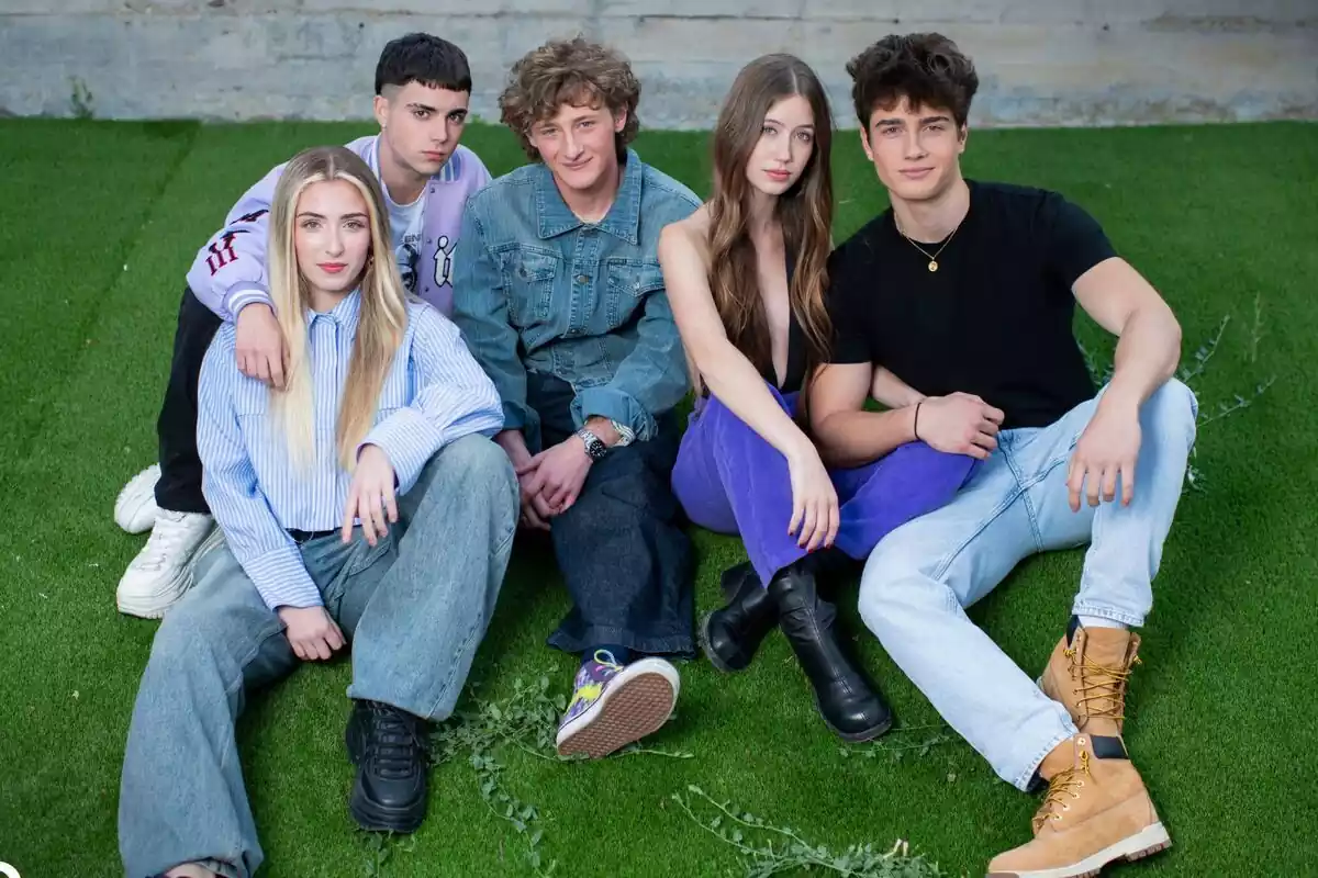 Fotografía del elenco de FoQ: La Nueva Generación formado por Rocío Velayos, María Bernardeau, Biel Antón, Kiko Bena y Miguel Fernández Fotografía del elenco de FoQ: La Nueva Generación formado por Rocío Velayos, María Bernardeau, Biel Antón, Kiko Bena y Miguel Fernández