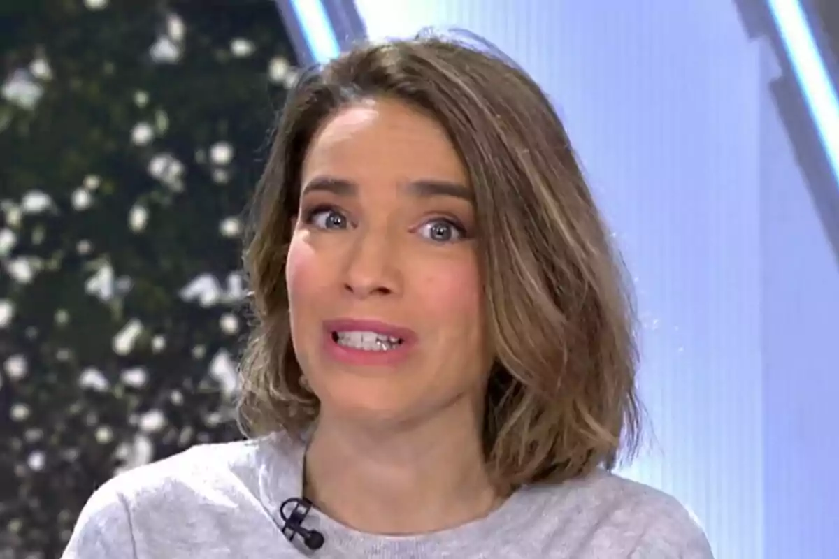 Flora González amb cabell castany i expressió facial de sorpresa o entusiasme a Informatius Telecinco.