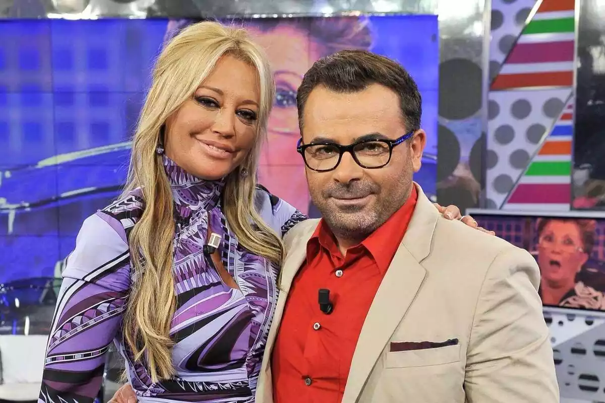Foto de Belén Esteban posant amb Jorge Javier Vázquez al plató de 'Sálvame' l'any 2013