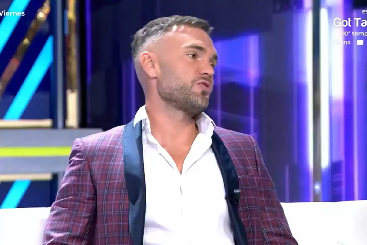 Cristian Suescun, con camisa blanca y chaqueta roja de cuadros, dando su testimonio en '¡De Viernes!' Cristian Suescun, con camisa blanca y chaqueta roja de cuadros, dando su testimonio en '¡De Viernes!'