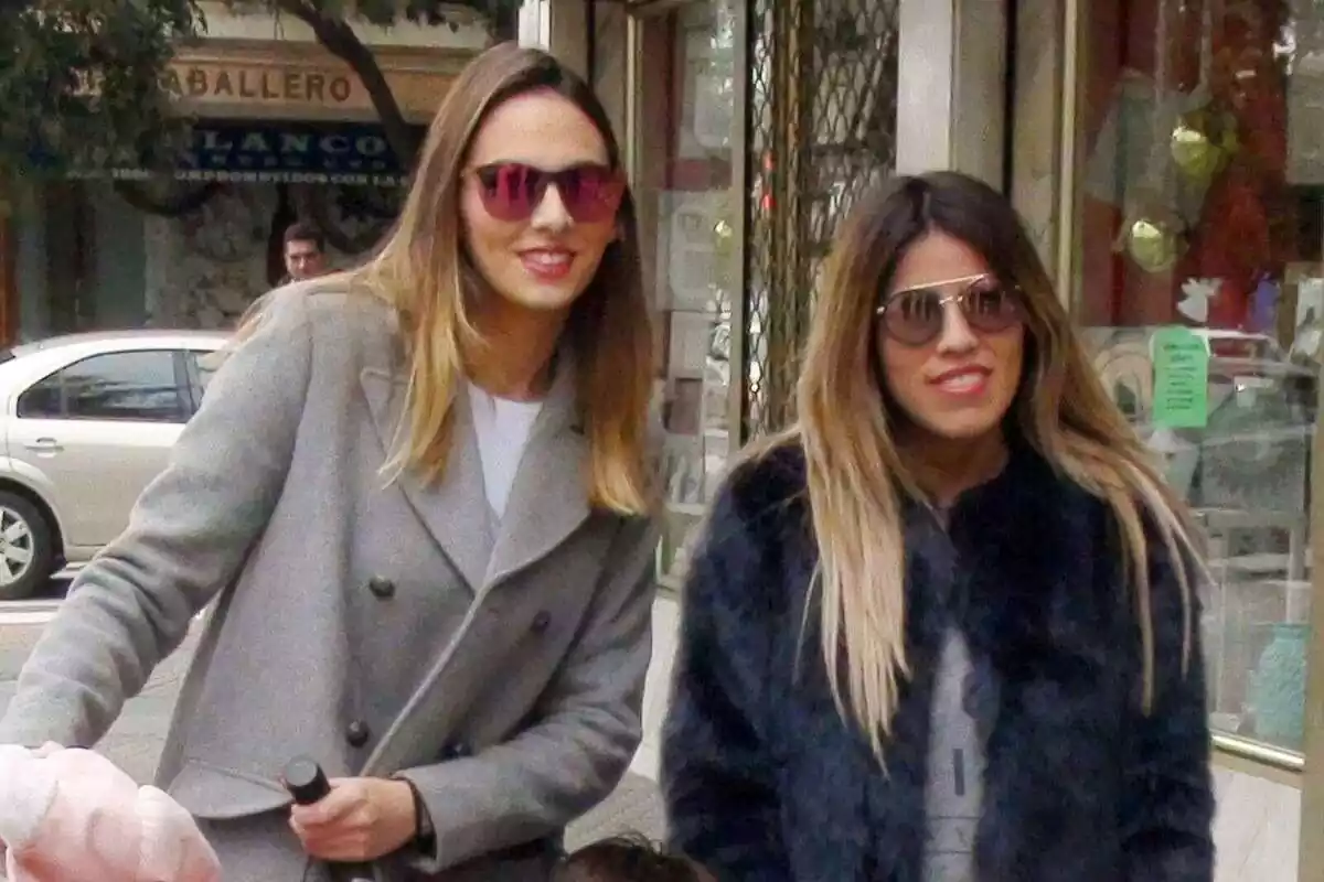 Foto de Irene Rosales e Isa Pantoja paseando juntas con sus hijos en el año 2016 Foto de Irene Rosales e Isa Pantoja paseando juntas con sus hijos en el año 2016