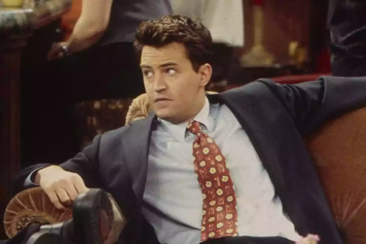 Captura d'una escena de 'Friends' amb Chandler Bing, interpretat per l'actor Matthew Perry Captura d'una escena de 'Friends' amb Chandler Bing, interpretat per l'actor Matthew Perry