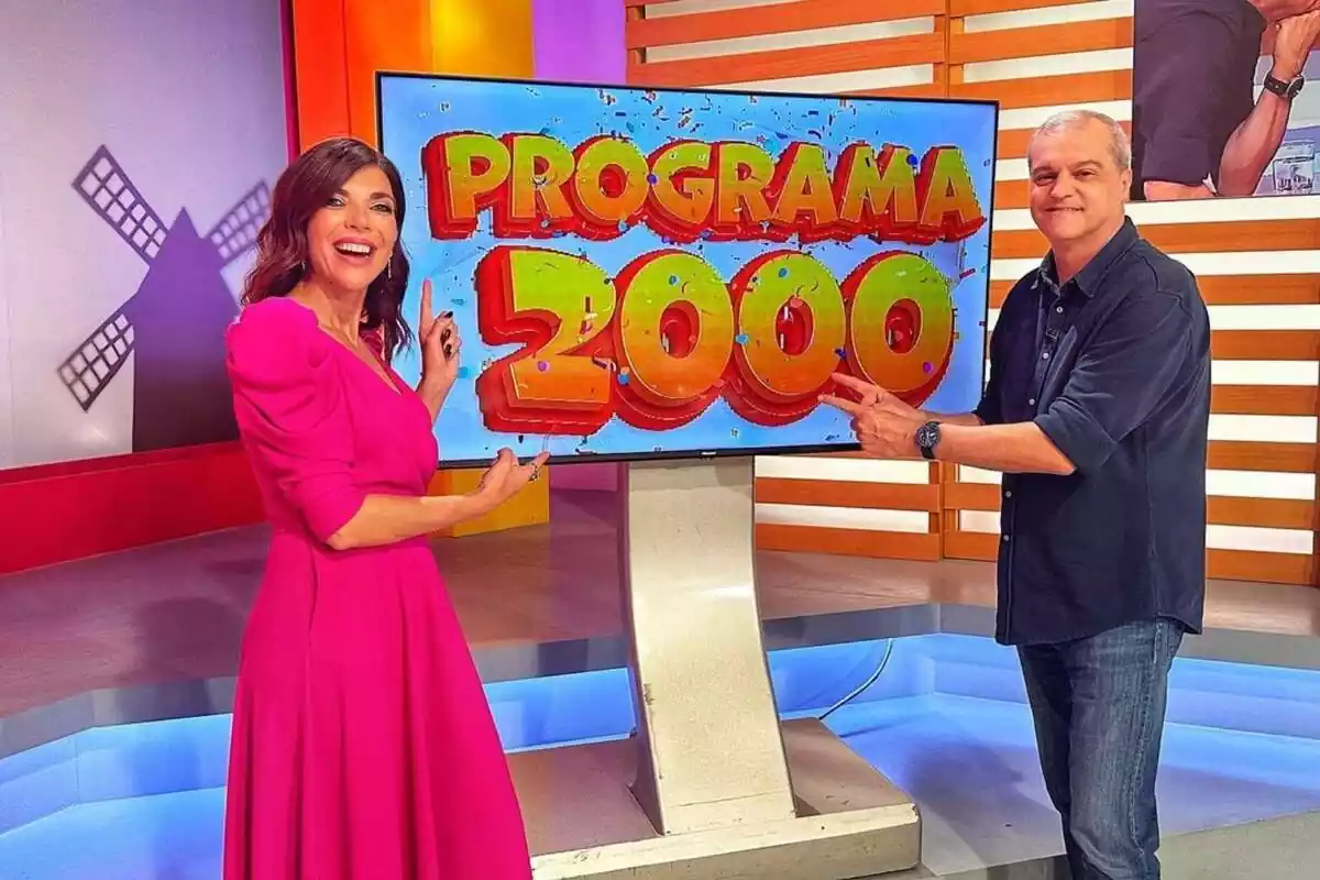 Foto de Ramón García y Gloria Santoro celebrando el programa 2.000 de 'En compañía' Foto de Ramón García y Gloria Santoro celebrando el programa 2.000 de 'En compañía'