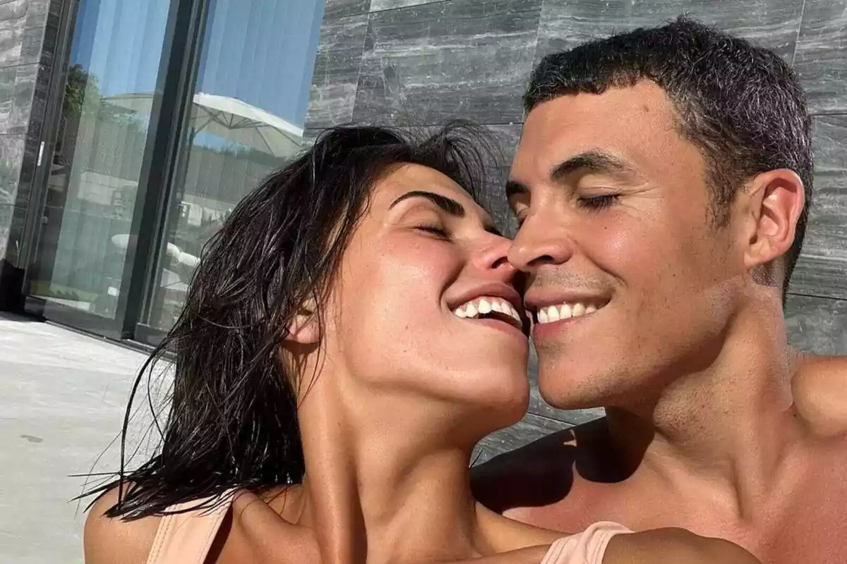 Selfie de Sofía Suescun y Kiko Jiménez a punto de darse un beso mientras toman el sol Selfie de Sofía Suescun y Kiko Jiménez a punto de darse un beso mientras toman el sol