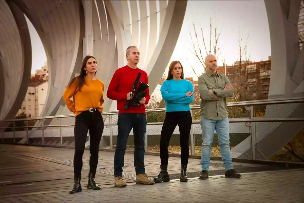 Posat de Nacho Medina amb una càmera, Fanny Boehm, Adolfo Zarandieta i Silvia Ruiz en el retorn de Callejeros Posat de Nacho Medina amb una càmera, Fanny Boehm, Adolfo Zarandieta i Silvia Ruiz en el retorn de Callejeros