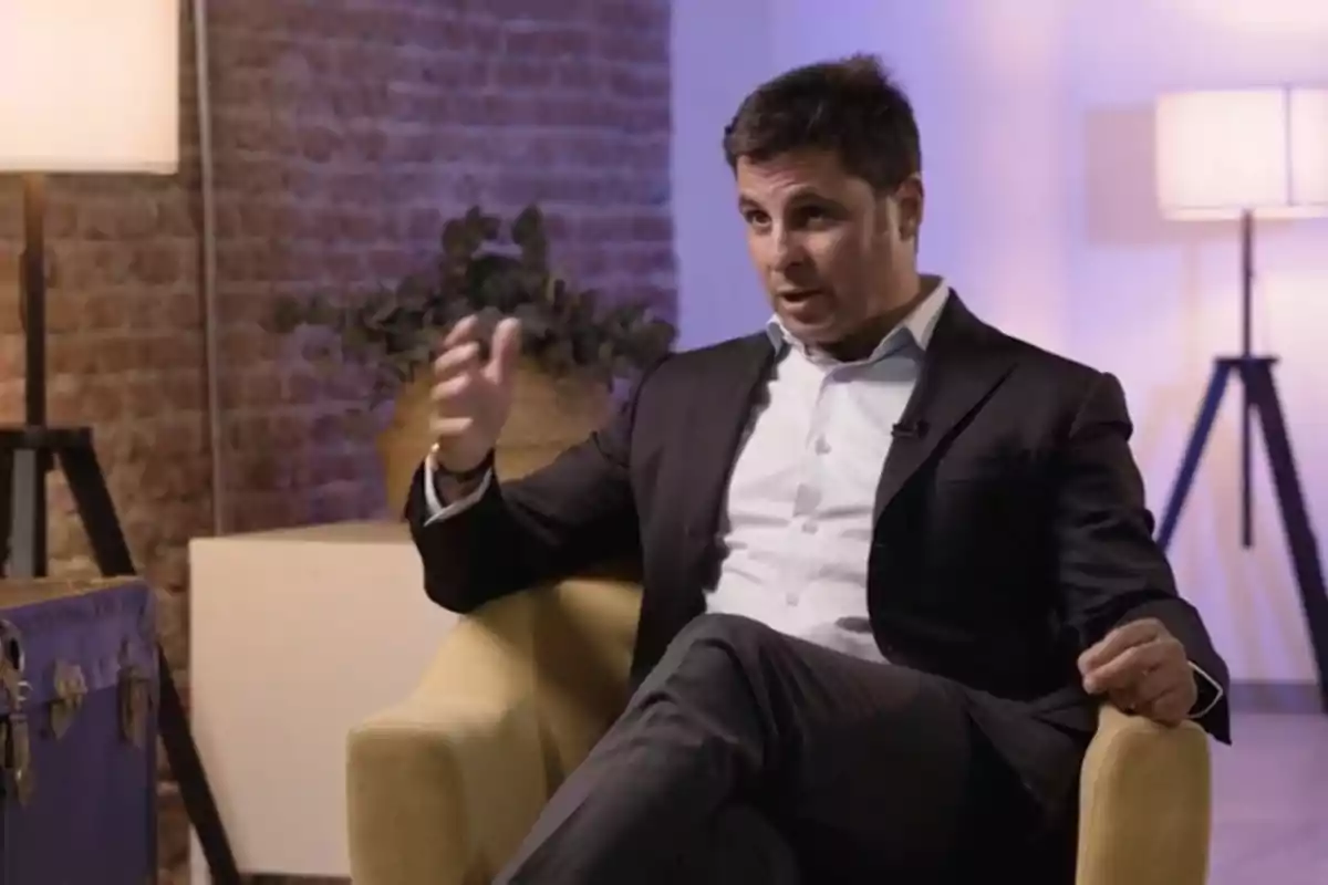 Fran Rivera, en traje oscuro y sentado en una silla amarilla, gesticula mientras concede una entrevista al programa '¡De Viernes!' Fran Rivera, en traje oscuro y sentado en una silla amarilla, gesticula mientras concede una entrevista al programa '¡De Viernes!'