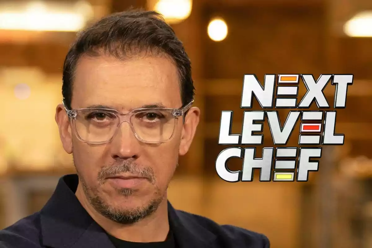 Francis Paniego amb ulleres transparents apareix davant d'un fons desenfocat al costat del logotip del programa "Next Level Chef".