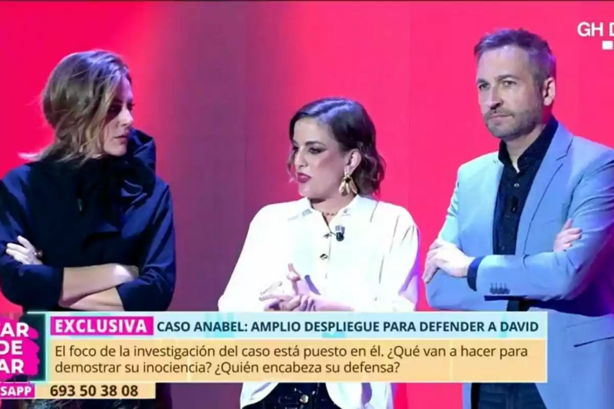 Verónica Dulanto, Leticia Requejo y Frank Blanco están de pie en Tardear con un fondo rojo, mientras un texto en la parte inferior de la imagen menciona un caso de investigación. Verónica Dulanto, Leticia Requejo y Frank Blanco están de pie en Tardear con un fondo rojo, mientras un texto en la parte inferior de la imagen menciona un caso de investigación.