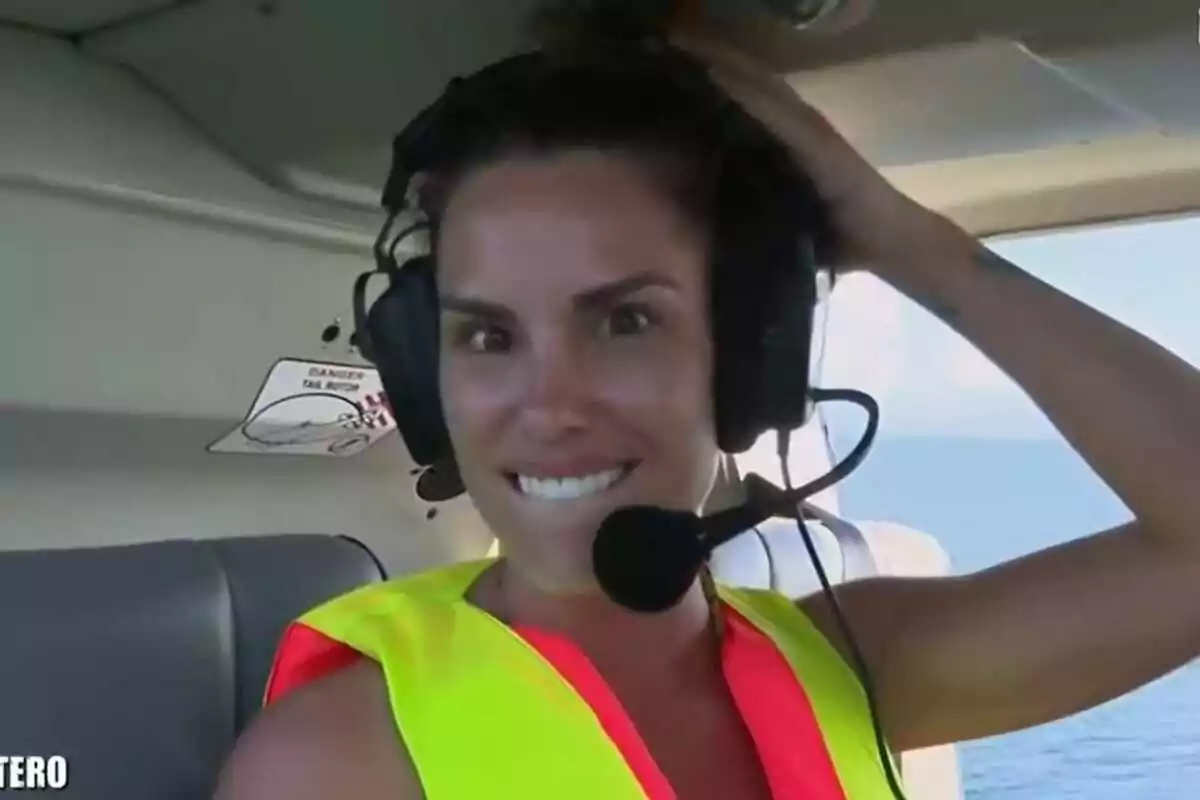 Gala Caldirola con auriculares y chaleco de seguridad en el interior de un vehículo aéreo en Supervivientes. Gala Caldirola con auriculares y chaleco de seguridad en el interior de un vehículo aéreo en Supervivientes.