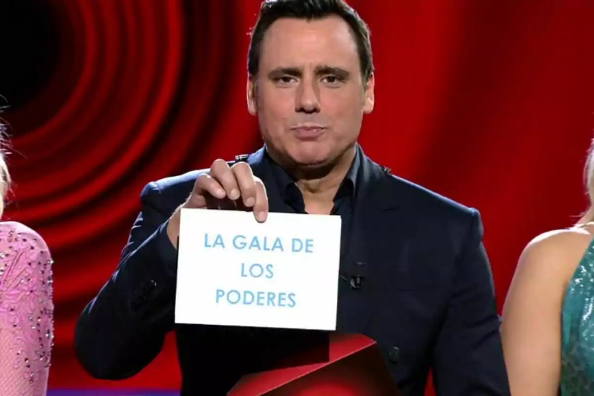 Ion Aramendi sosté un cartell que diu Ion Aramendi sosté un cartell que diu