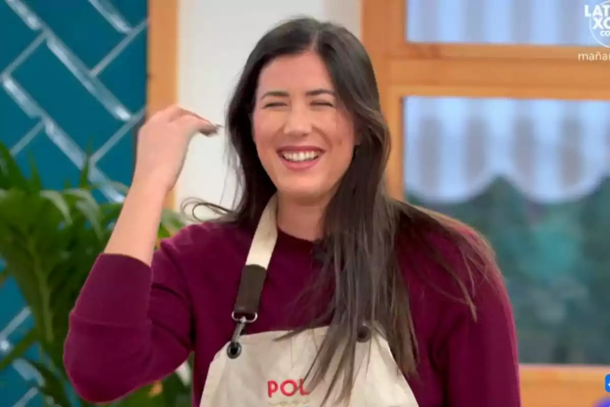 Garbiñe Muguruza somrient amb davantal en un ambient de cuina a Bake Off: Famosos al forn.