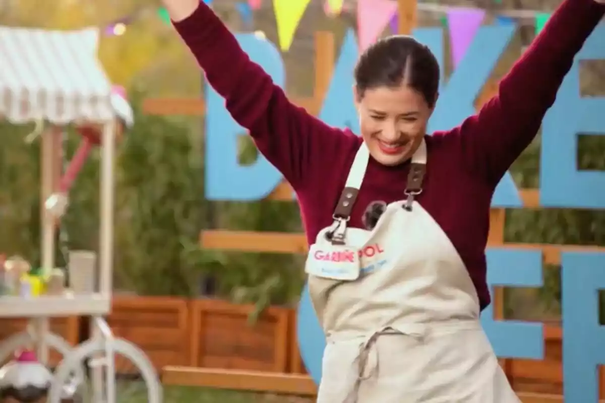 Garbiñe Muguruza amb davantal celebrant amb els braços enlaire a 'Bake Off: Famosos al forn'.