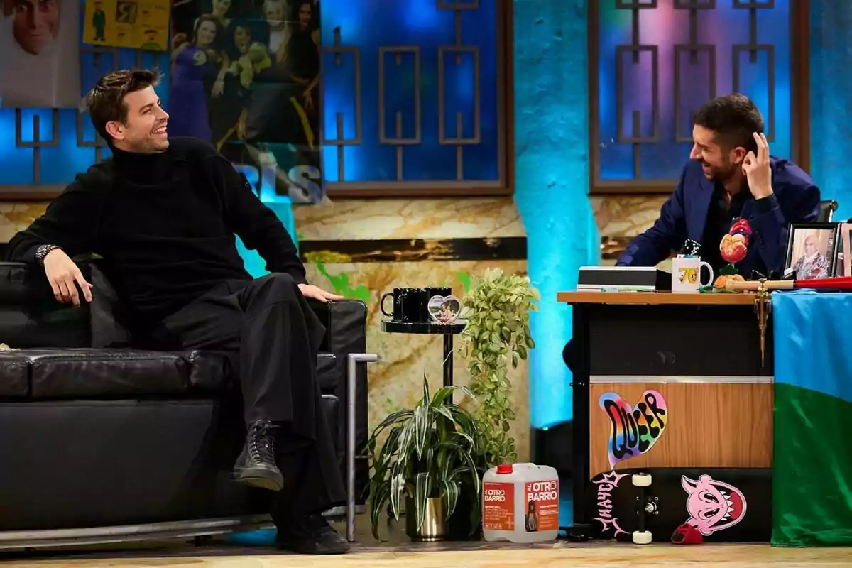 Gerard Piqué y David Broncano conversan y ríen en La Revuelta colorido, con plantas y decoraciones alrededor. Gerard Piqué y David Broncano conversan y ríen en La Revuelta colorido, con plantas y decoraciones alrededor.