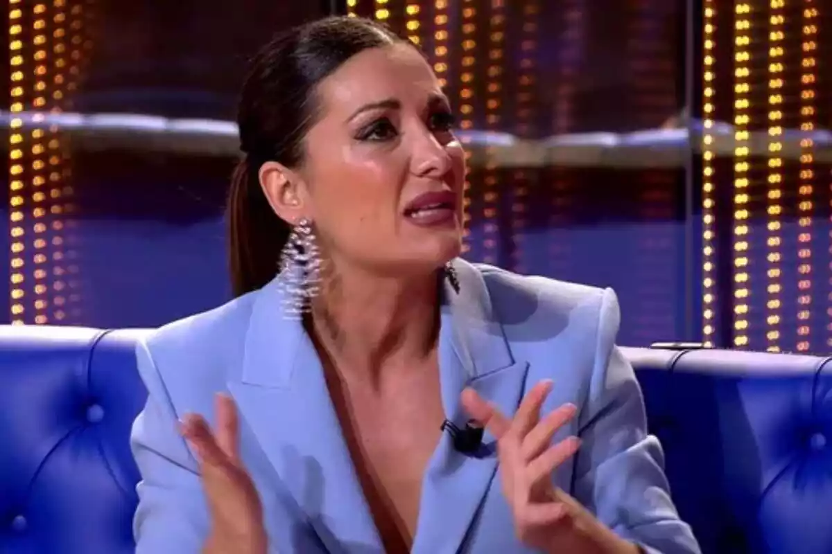 Captura de 'GH Duo' amb Nagore Robles seria de costat amb les mans obertes i un vestit blau Captura de 'GH Duo' amb Nagore Robles seria de costat amb les mans obertes i un vestit blau